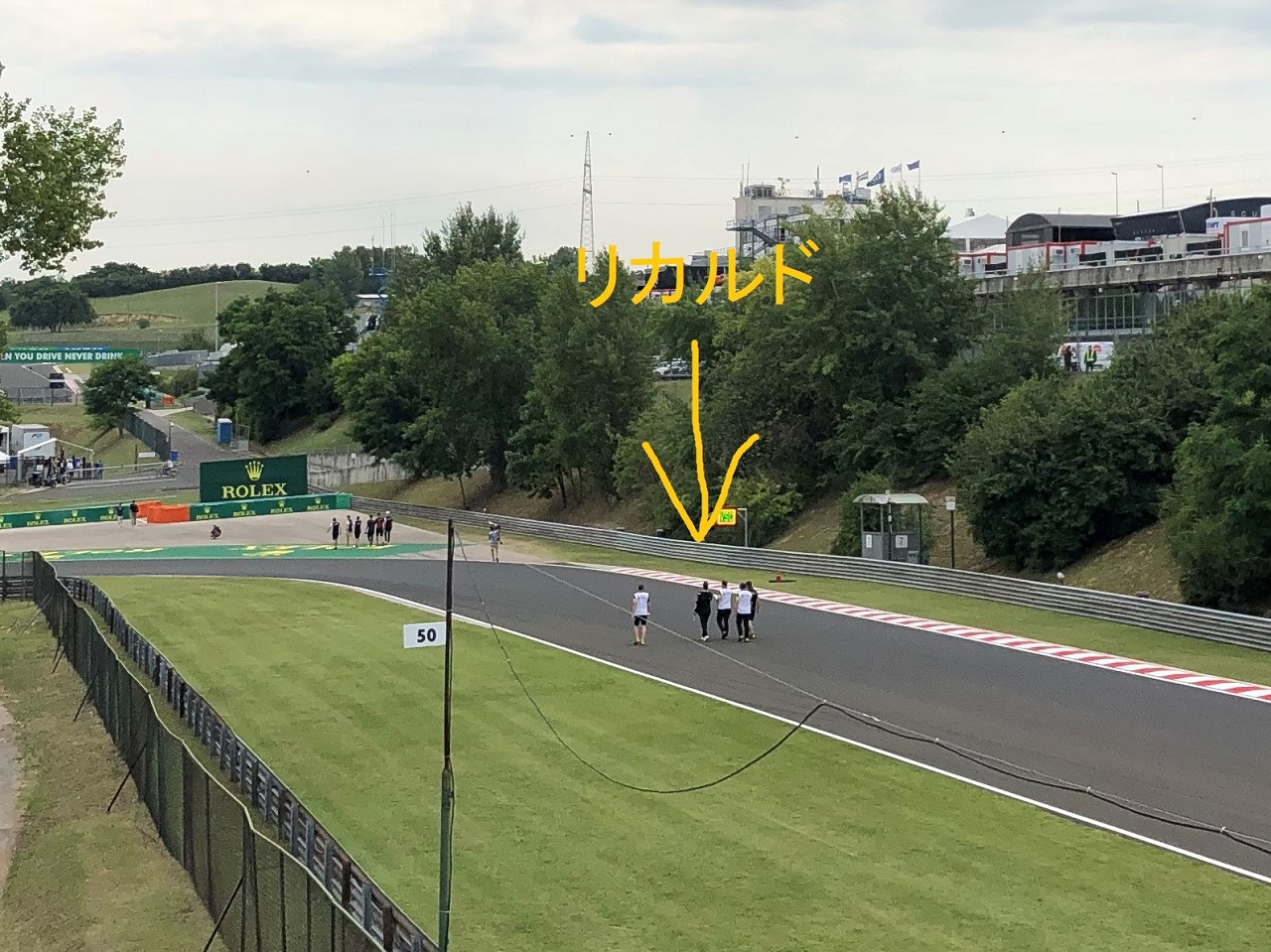 2020年F1第3戦ハンガリーGP　リカルドがコース下見（写真中央の黒いウエアの人物）