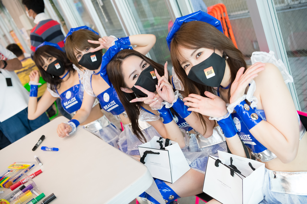 サイン会を行うリアライズガールズ