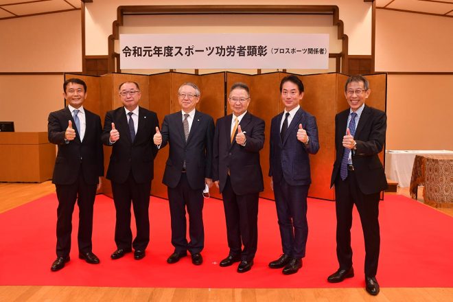 顕彰式には、JRP倉下明社長、そしてホンダの清水宏モータースポーツ部長らもかけつけた。