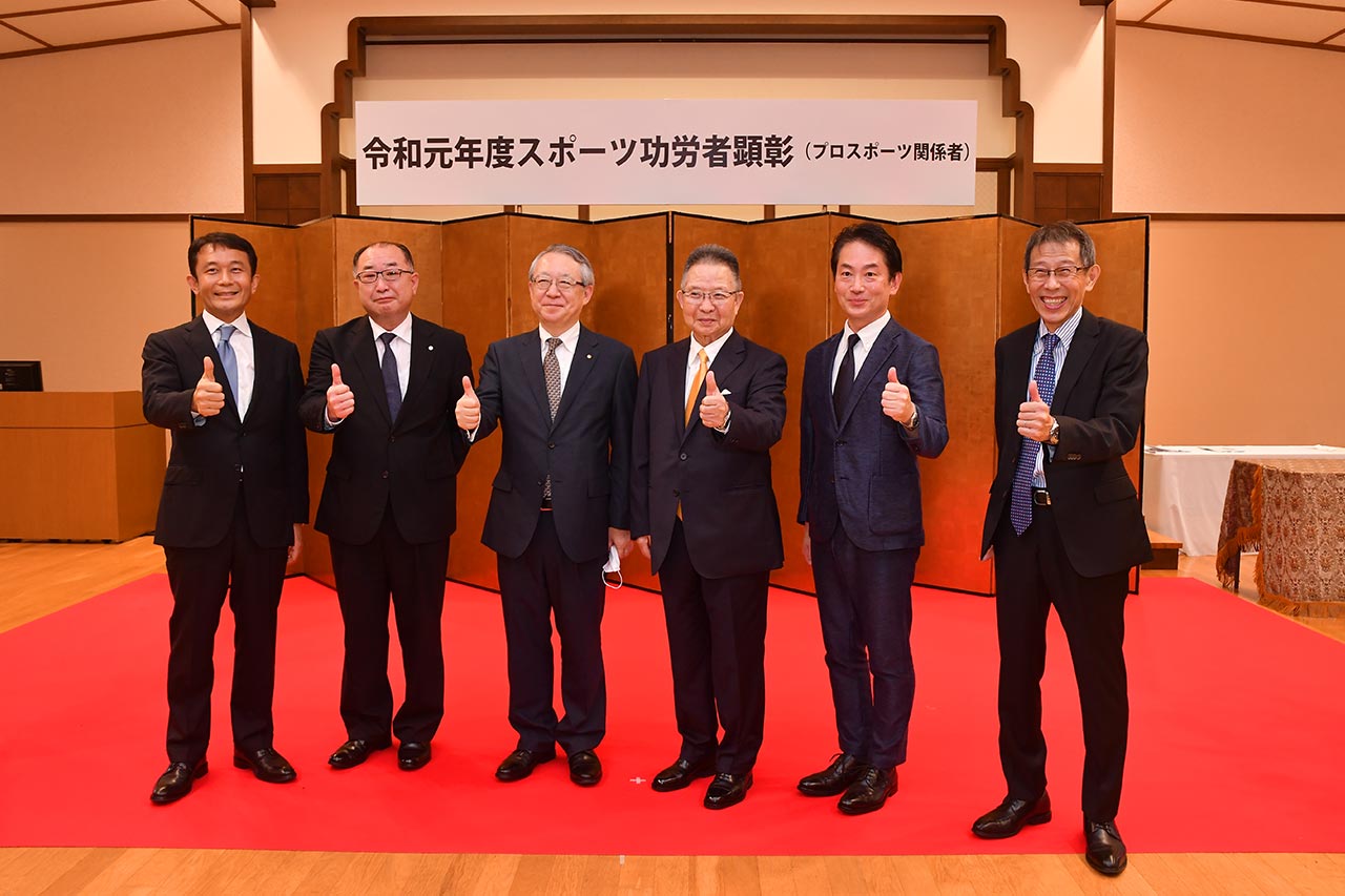 顕彰式には、JRP倉下明社長、そしてホンダの清水宏モータースポーツ部長らもかけつけた。
