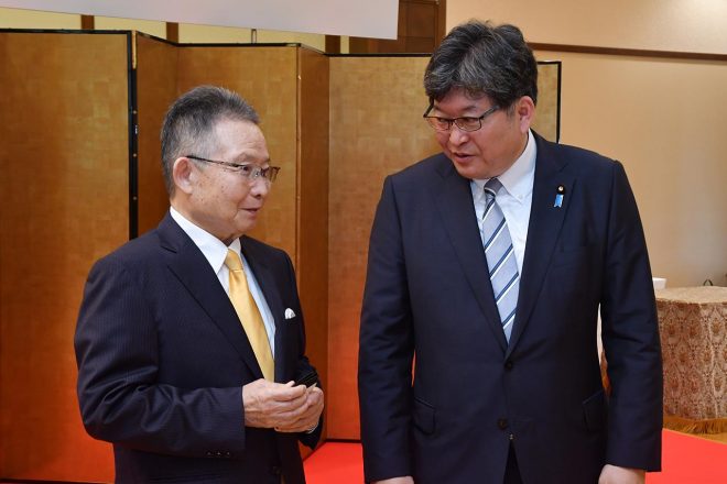 萩生田光一文部科学大臣と言葉をかわす高橋国光総監督。萩生田大臣は八王子出身で、バイクも好きとのことから会話も弾んだという。
