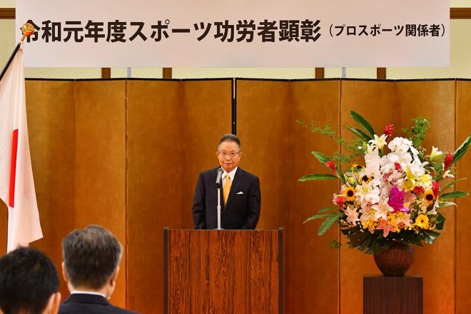 顕彰式でスピーチする高橋国光総監督