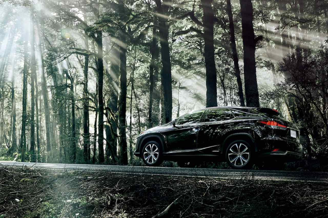 フロントバンパーからドアサイドまでキャラクターラインに連続性を持たせることで、勢いのあるサイドビューを演出する