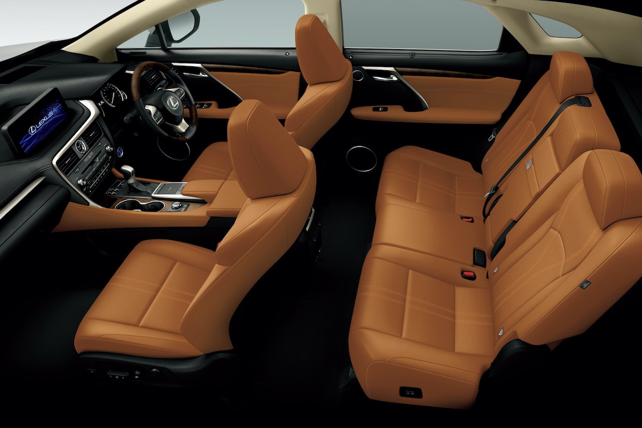 ナビのタッチディスプレイ化や充電用USBソケットの増設、スマートフォン収納箇所の追加、リモートタッチ（タッチパッド式）の採用に加え、今回はアクセサリーコンセント（AC100V・1500W）をフロントセンターコンソールとラゲージルームに追加設定