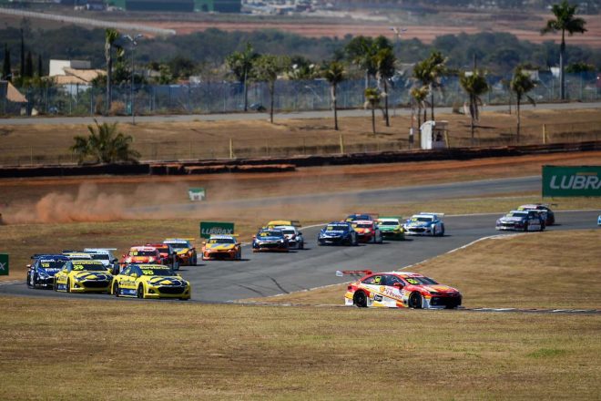 メインスポイサーのShellとともに移籍し、スタートから盤石の体勢で逃げるリカルド・ゾンタがレース1を制覇