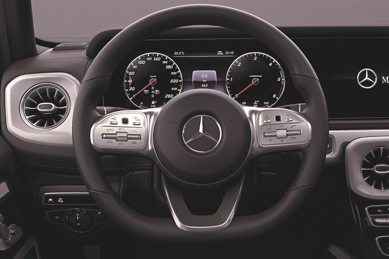 レザーのDINAMICAルーフライナーやダッシュボードに加え、アダプティブダンピングシステムなども特別装備する