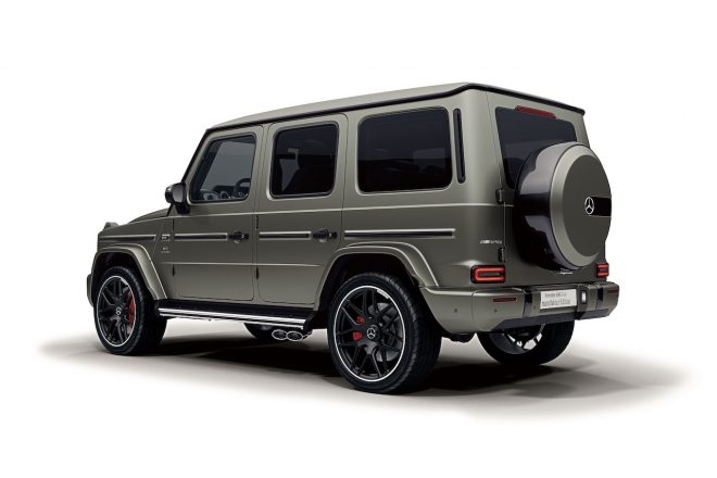 AMGナイトパッケージとブラックスモーク仕様は共通ながら、G63では鍛造マットブラックペイントの22インチAMGクロススポークアルミホイールに