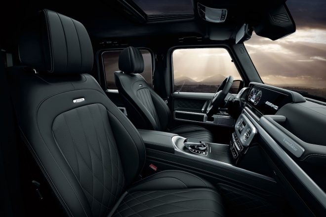 AMGエクスクルーシブナッパレザーを採用し、前席はリラクゼーション機能、シートヒーター・プラス、アクティブマルチコントロールシートバック、ドライビングダイナミックシート、電動ランバーサポート、シートベンチレーターなどあらゆる機能を網羅する