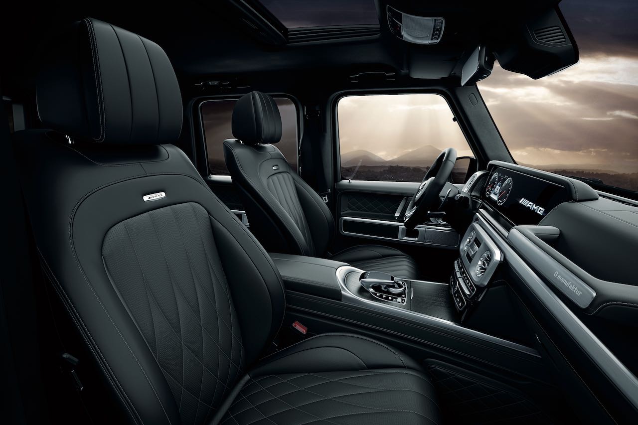 AMGエクスクルーシブナッパレザーを採用し、前席はリラクゼーション機能、シートヒーター・プラス、アクティブマルチコントロールシートバック、ドライビングダイナミックシート、電動ランバーサポート、シートベンチレーターなどあらゆる機能を網羅する