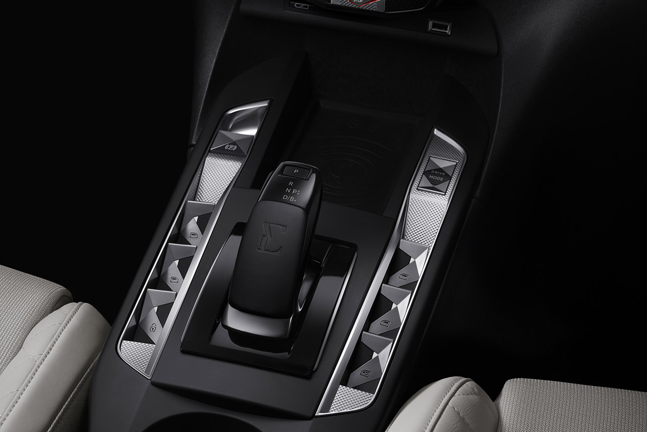 DS3クロスバック E-TENSEのシフトノブとインテリア
