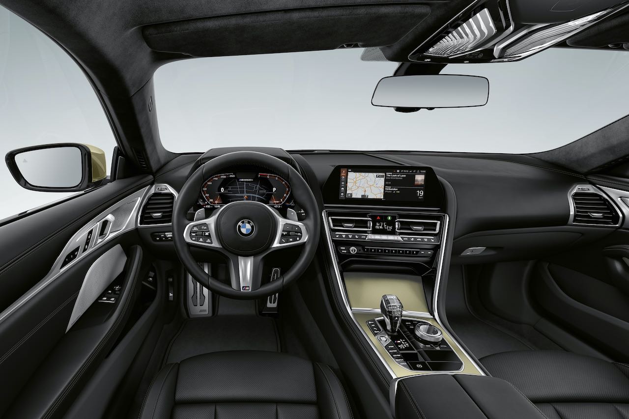 ゴールドの専用インテリアトリムを採用。また、Bowers＆Wilkinsダイヤモンド・サラウンド・サウンド・システムを標準装備としている