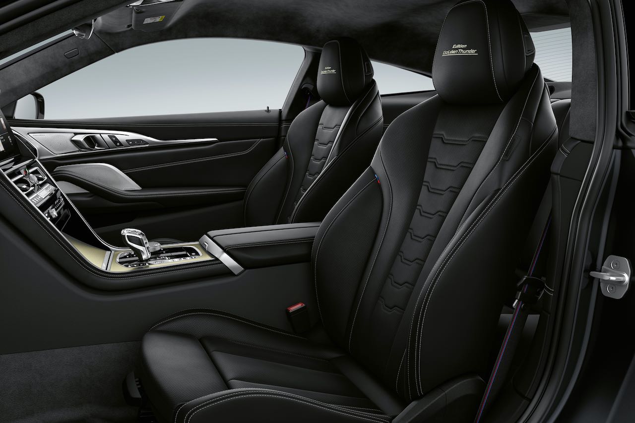 ヘッドレストには“Edition Golden Thunder”のレタリングが施される
