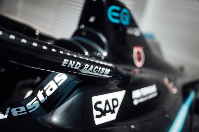 ヘイローには End Racism 人種差別を終わらせよう とスローガンが入れられた フォーミュラe メルセデスがブラックにカラー変更 F1と同様に人種差別反対と多様性を提唱の画像 写真 3 Autosport Web