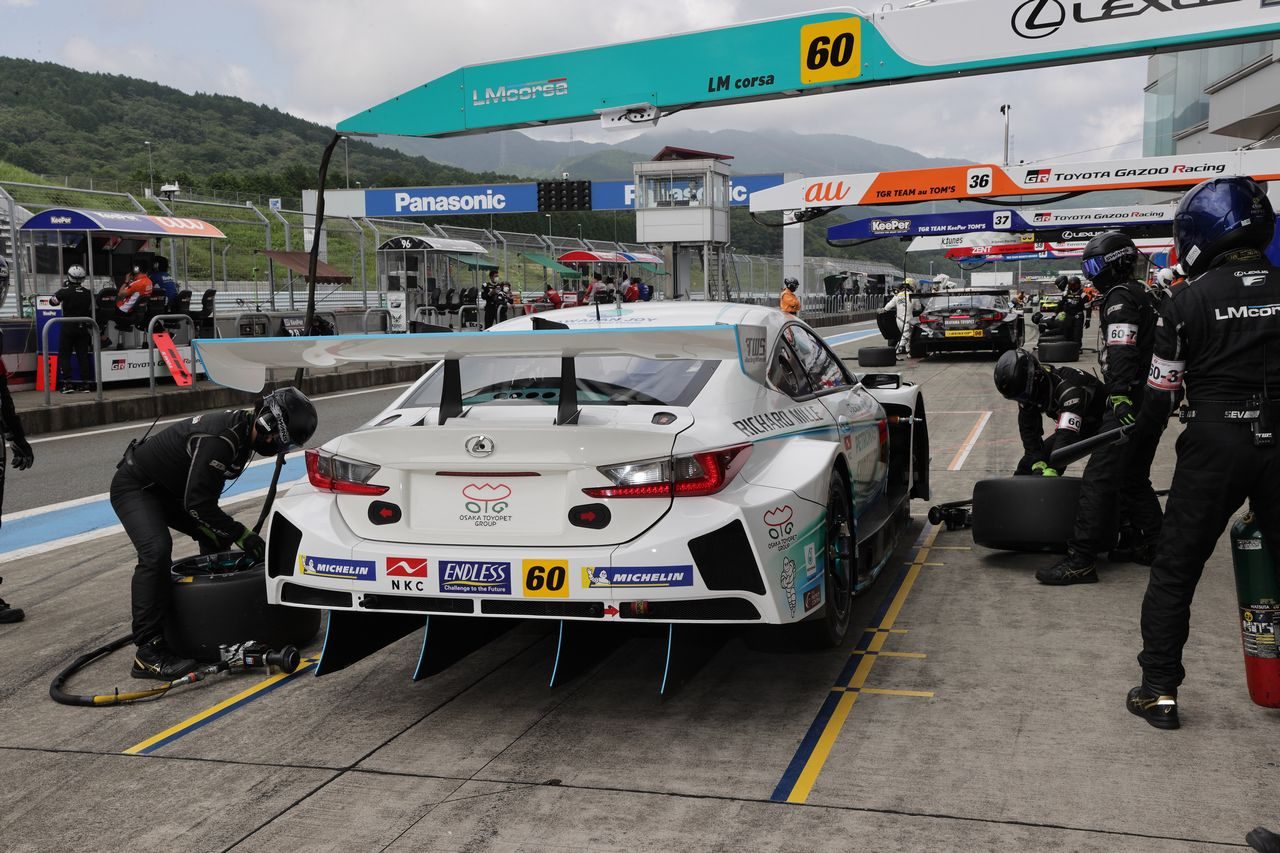 スーパーgt 第2戦富士でgt300にタイヤ4本交換を義務付け 無交換や2輪交換が不可能に スーパーgt Autosport Web