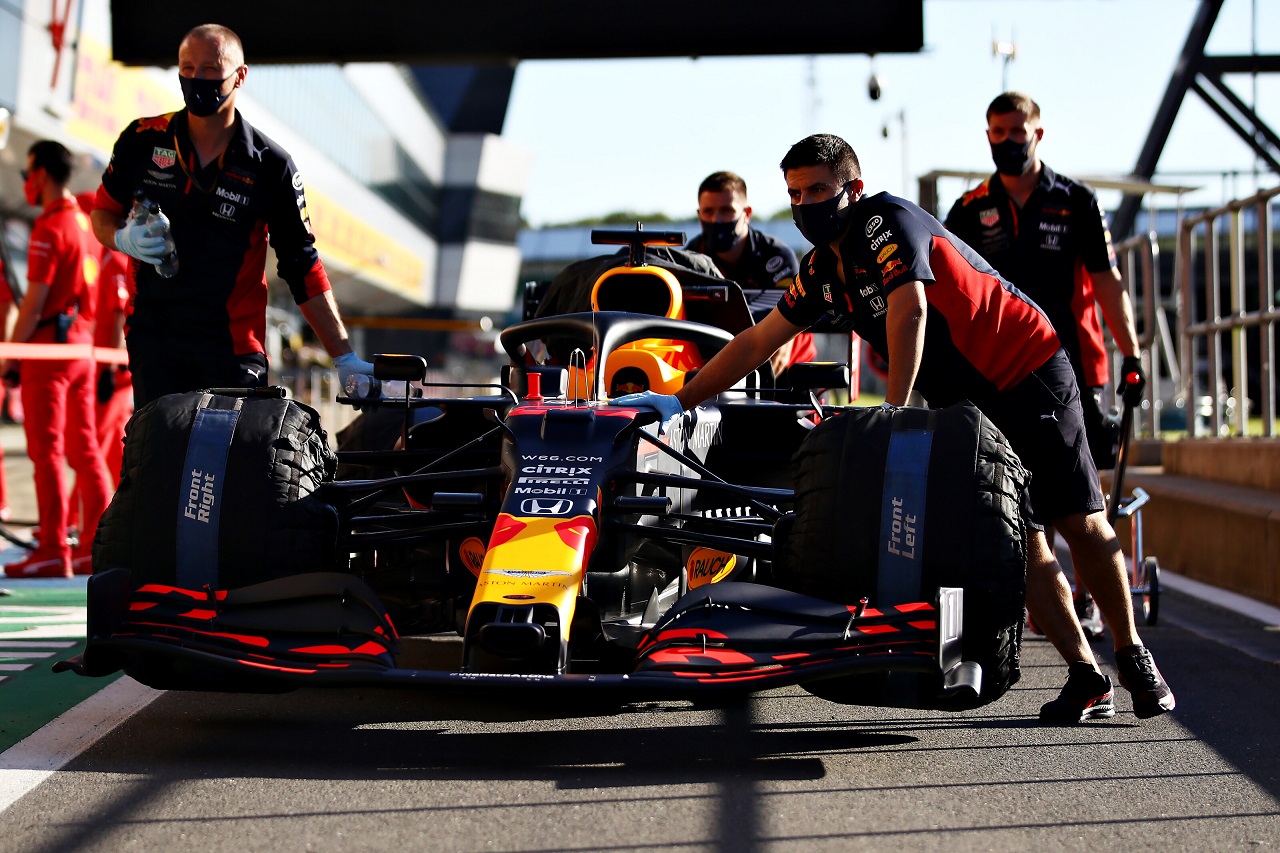 2020年F1第4戦イギリスGP木曜　マシンの準備を行うレッドブルのメカニックたち