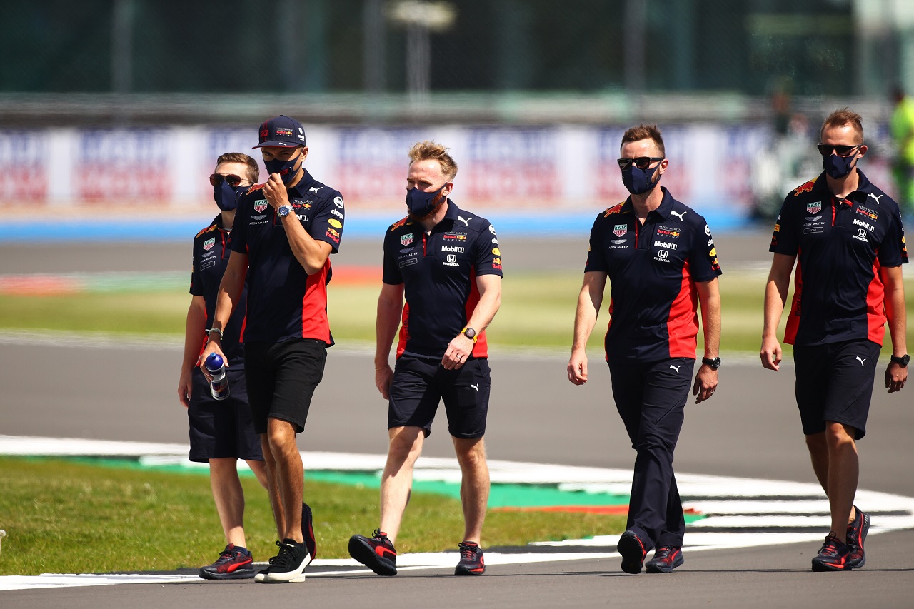 2020年F1第4戦イギリスGP木曜　コース下見をするアレクサンダー・アルボン（レッドブル・ホンダ）