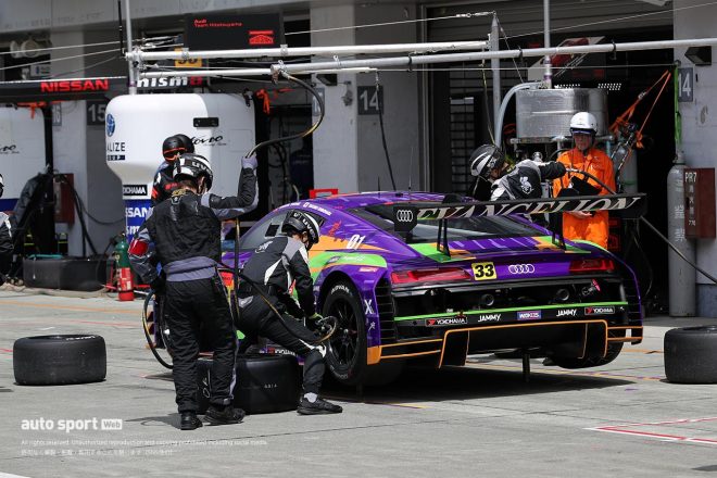 ピットインを行うエヴァRT初号機 X Works R8