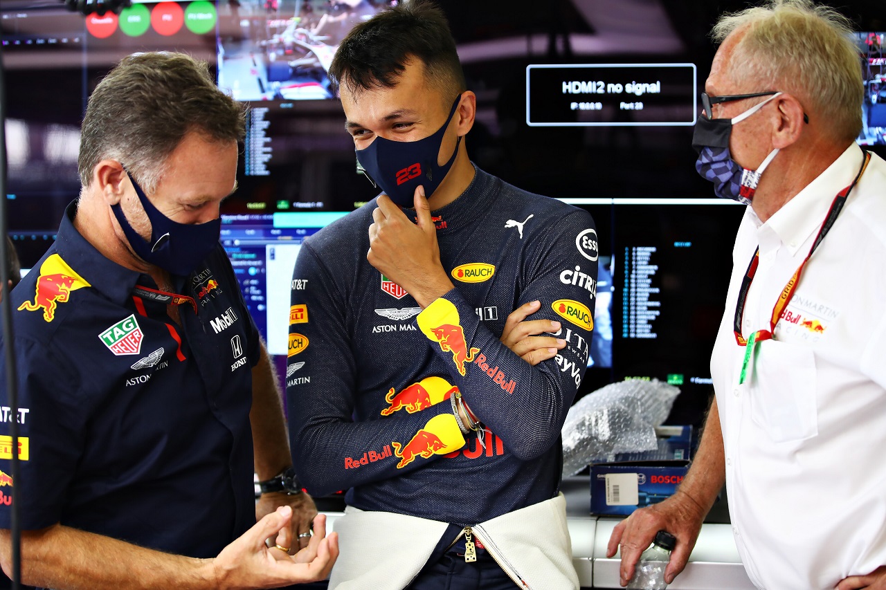 2020年F1第4戦イギリスGP金曜　レッドブル代表クリスチャン・ホーナー、アレクサンダー・アルボン、モータースポーツコンサルタントのヘルムート・マルコ