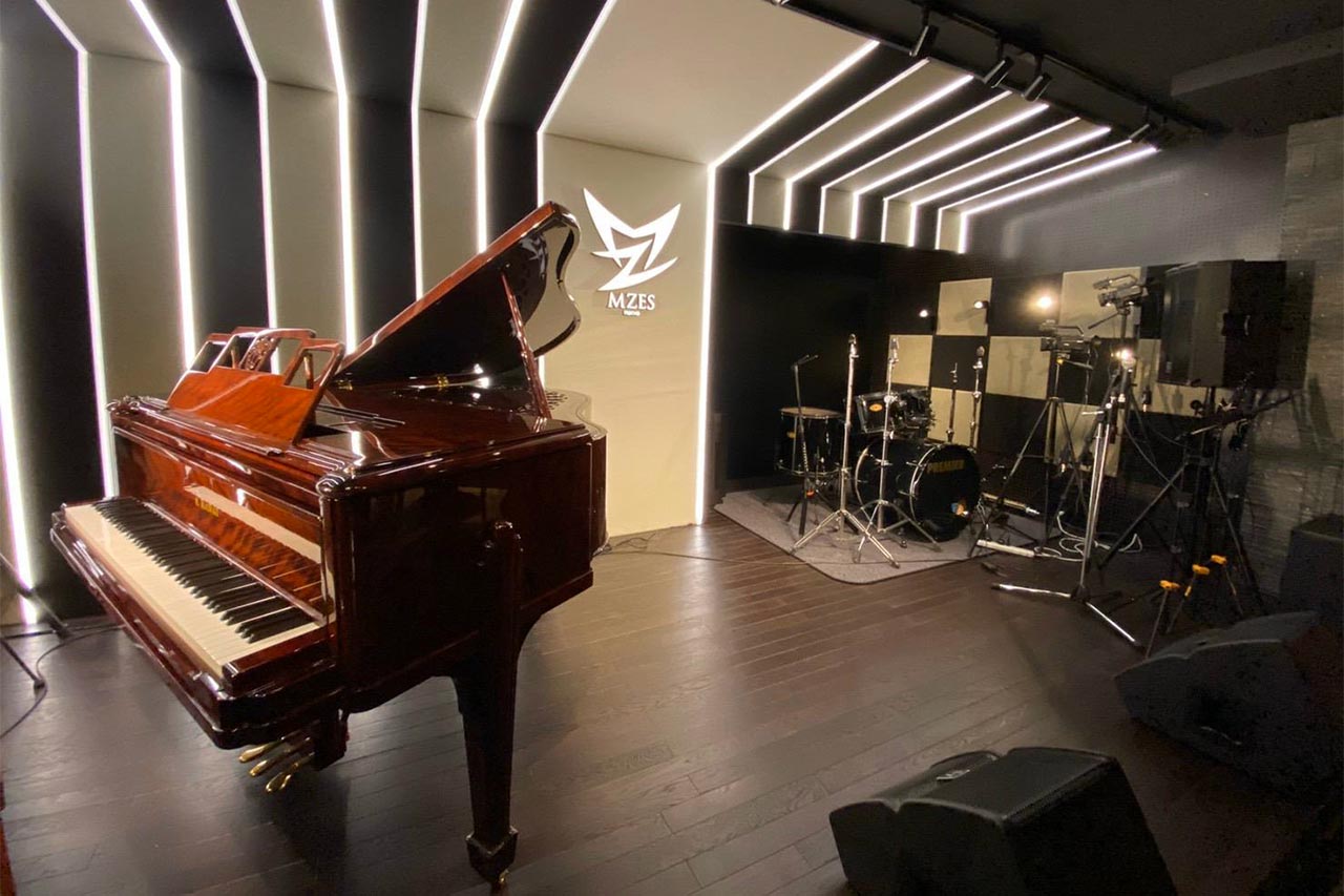 MZES東京の店内。手前が幻のグランドピアノ『M』。