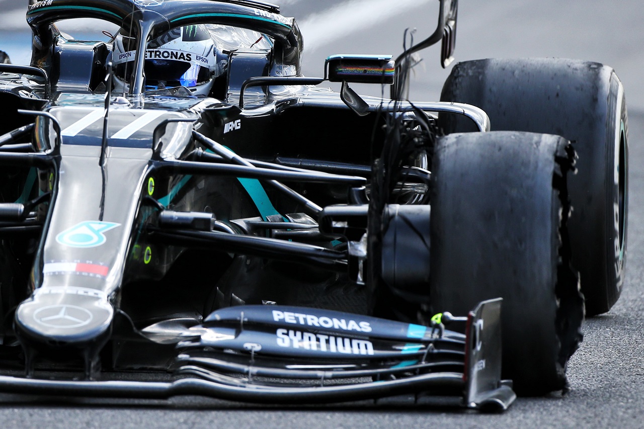 2020年F1第4戦イギリスGP決勝　バルテリ・ボッタス（メルセデス）のタイヤがパンク