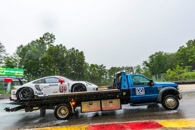 チェッカーまで残り2周でクラッシュを喫したポルシェGTチームの911号車ポルシェ911 RSR