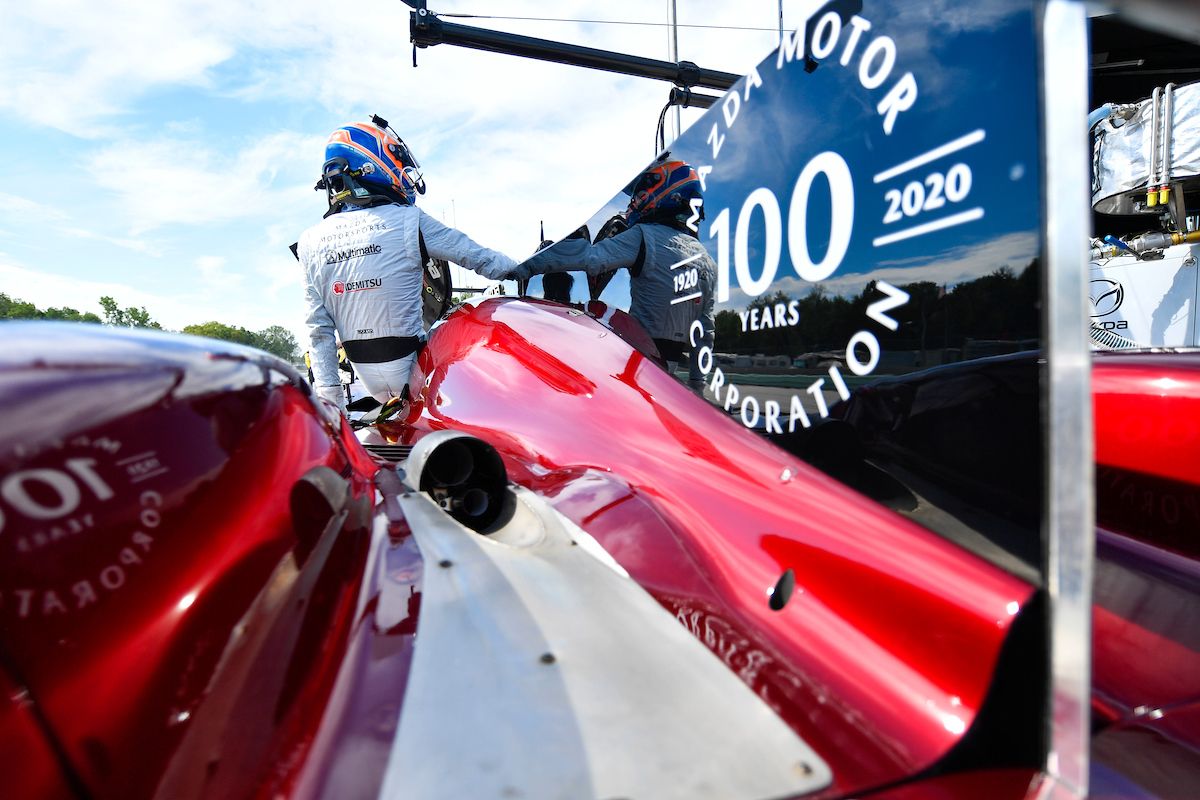 55号車マツダRT24-Pのシャークフィン（エンジンカバー）にはマツダ100周年のロゴが描かれている