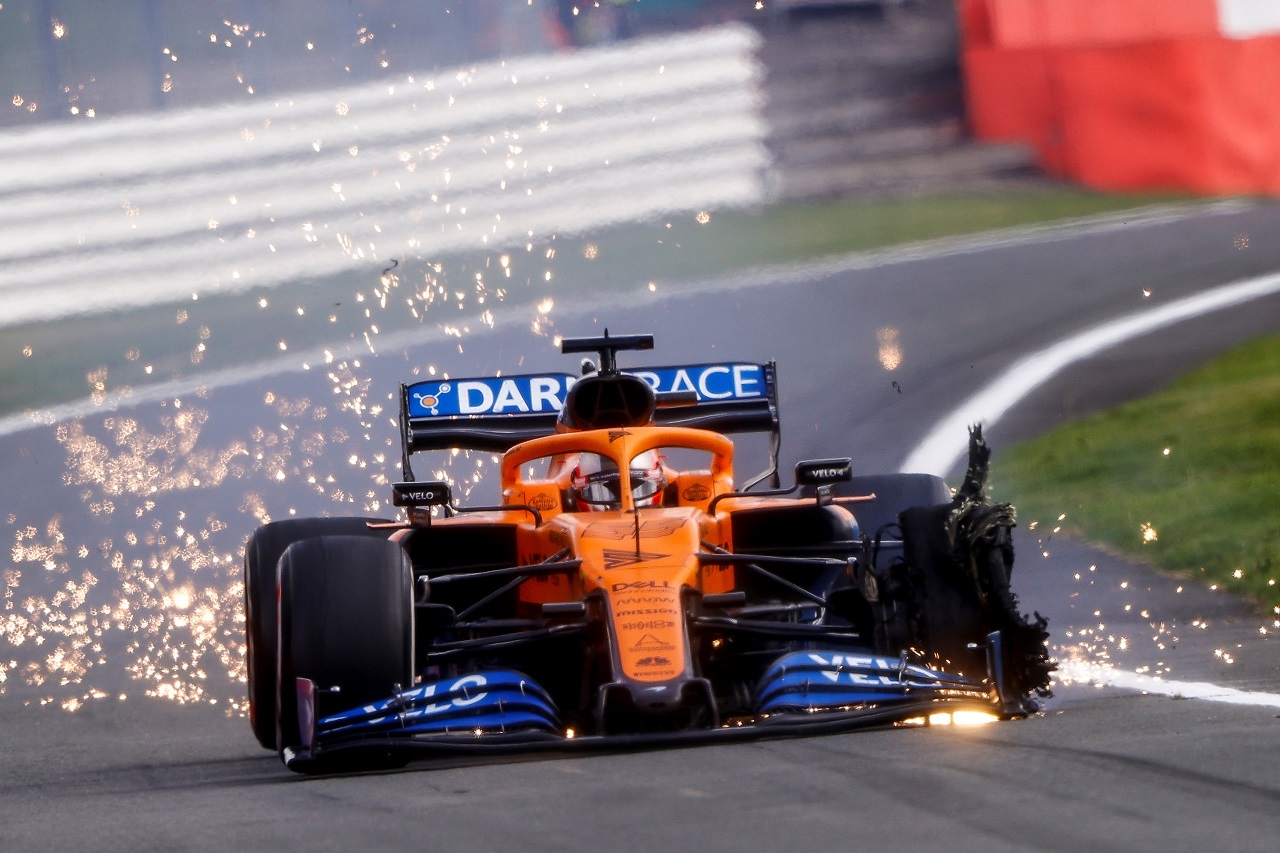 2020年F1第4戦イギリスGP決勝　カルロス・サインツJr.（マクラーレン）のタイヤがパンク