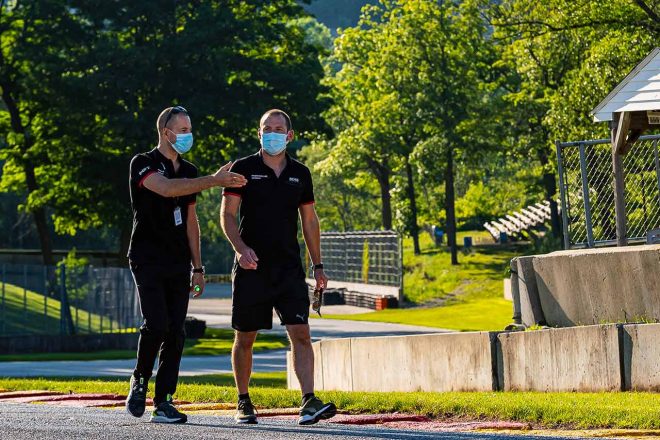 新型コロナウイルス感染症対策のため、マスクを付けてロードアメリカのコースを下見するポルシェのフレデリック・マコヴィキとニック・タンディ。