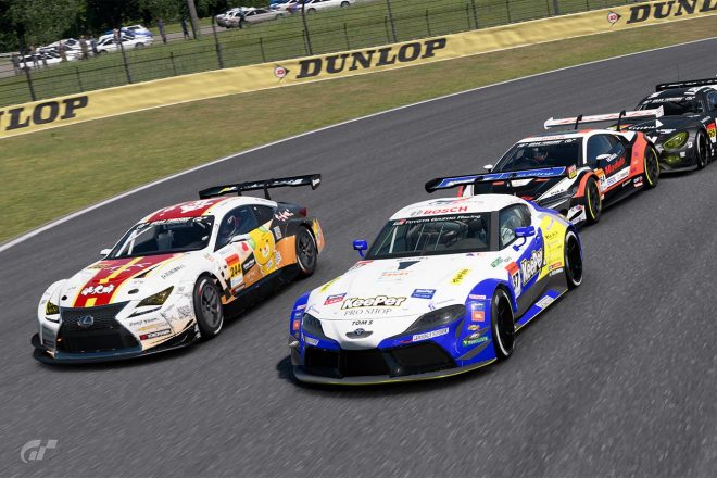 平川亮（KeePer TOM'S GR Supra）と競り合う久保凜太郎（たかのこの湯 RC F GT3）