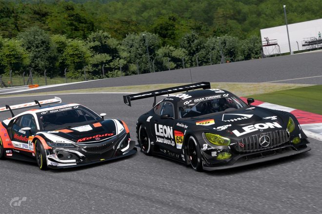 菅波冬悟（LEON PYRAMID AMG）と大津弘樹（Modulo NSX-GT）の争い