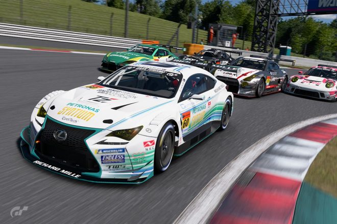 石川京侍（TANAX ITOCHU ENEX with IMPUL GT-R）を抑える吉本大樹（SYNTIUM LMcorsa RC F GT3）