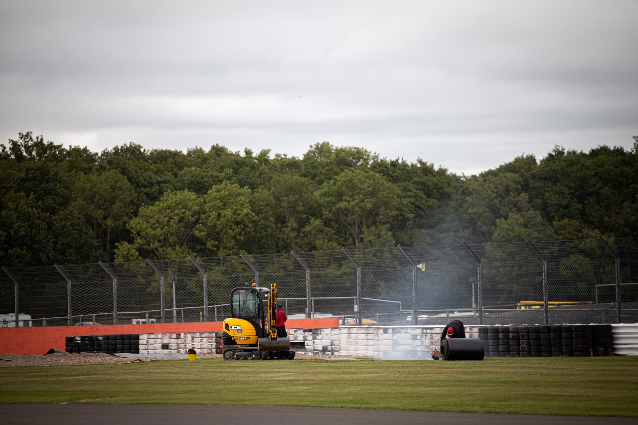 2020年F1第5戦70周年記念GP木曜　タイヤバリアを設置する作業