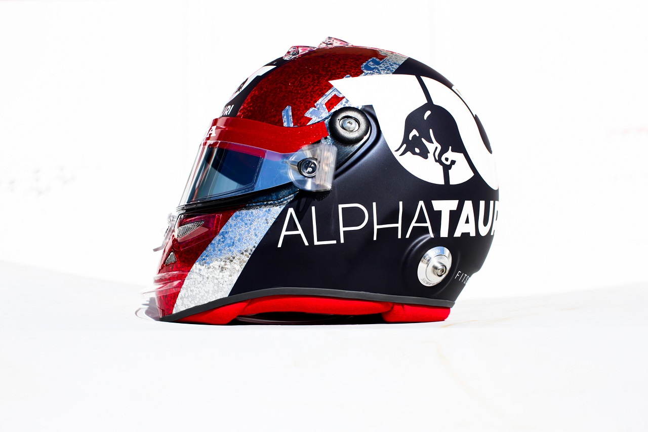 2020年F1第5戦70周年記念GP　ダニール・クビアト（アルファタウリ・ホンダ）　スペシャルデザインのヘルメット