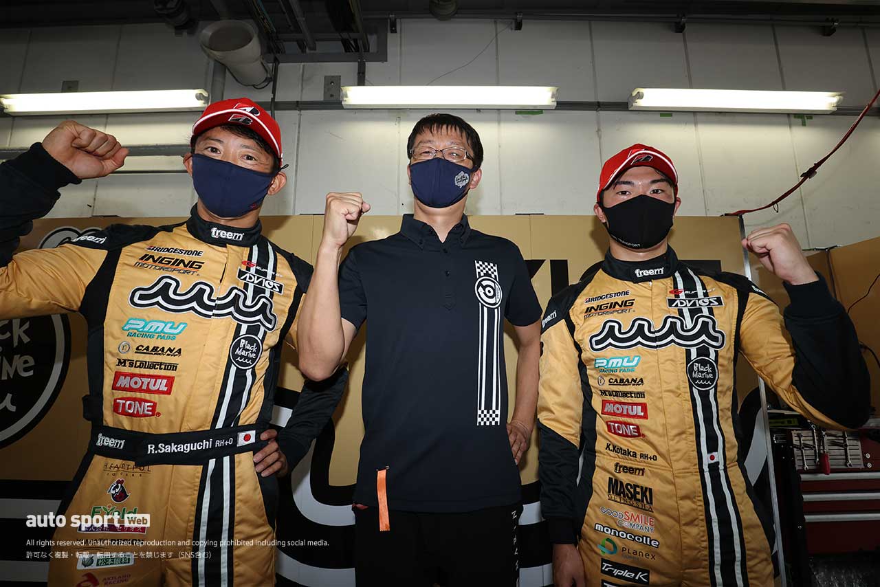 初のポールポジションを獲得したADVICS muta 86MCの阪口良平と小高一斗