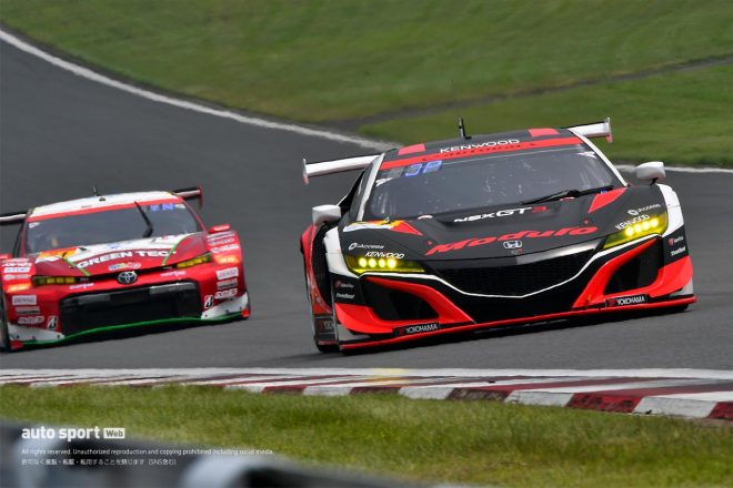 GT300クラスは青色の表示。Modulo KENWOOD NSX GT3はジェイク・パーソンズが、後方のTOYOTA GR SPORTS PRIUS PHV apr GTは中山友貴がドライブしている状態。