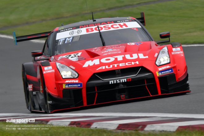 MOTUL AUTECH GT-R。左よりの『TM』の表示が出ており、松田次生がドライブしていることが分かる。