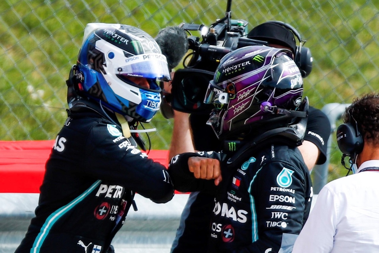 2020年F1第5戦70周年記念GP　予選後のバルテリ・ボッタスとルイス・ハミルトン（メルセデス）