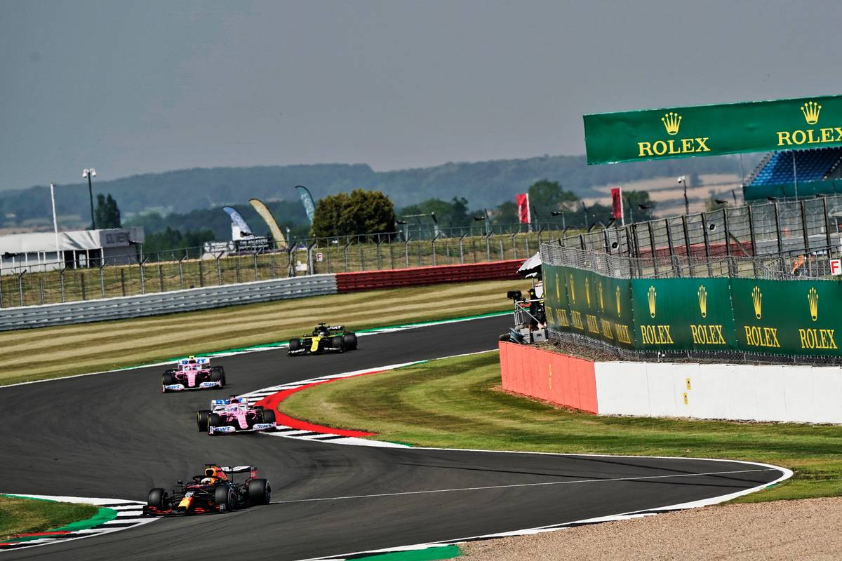 2020年F1第5戦70周年記念GP　レース中3番手を走行するマックス・フェルスタッペン（レッドブル・ホンダ）と4番手のニコ・ヒュルケンベルグ（レーシングポイント）