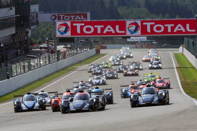 ポールポジションを獲得した22号車を先頭に、各車がヘアピン状の1コーナーに向かっていく。