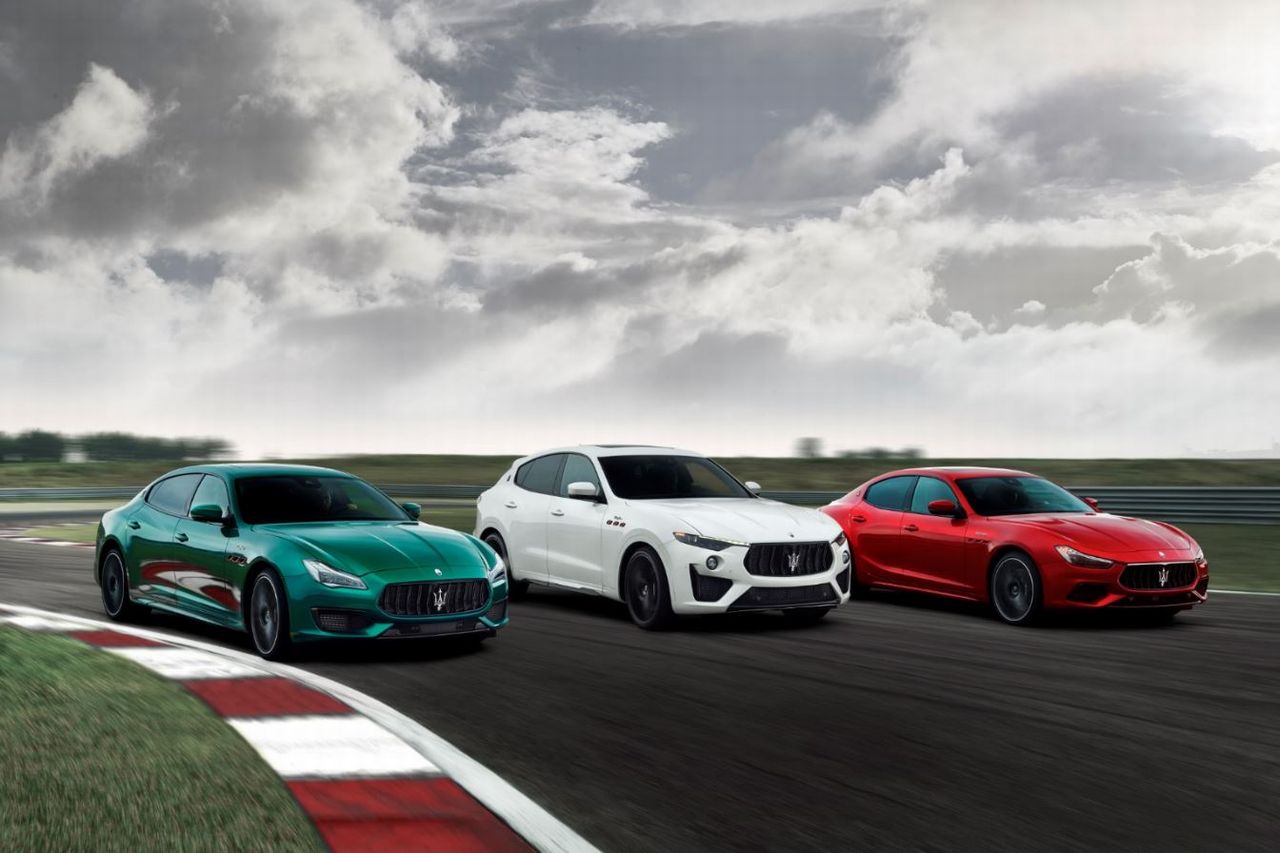 マセラティ・クアトロポルテ トロフェオ（左）、レヴァンテ トロフェオ（中央）、ギブリ トロフェオ（右）