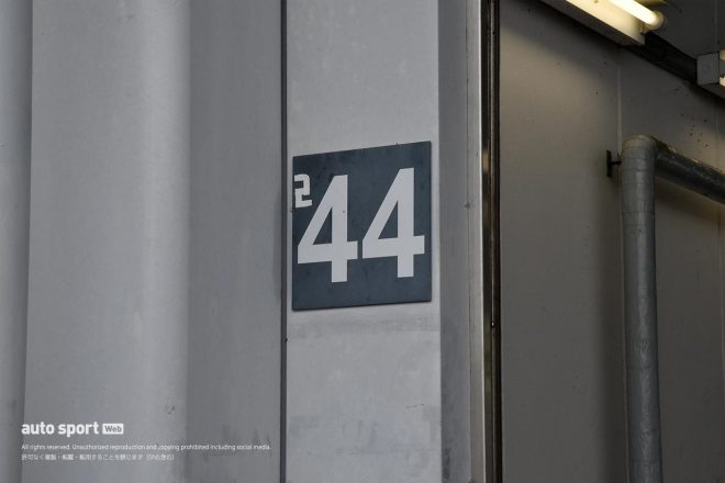 スーパーGT第2戦富士でのMax Racingのピット裏。44番ピットの表示に『2』を足して『244』にしている。