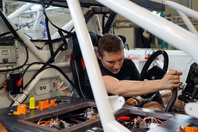 新たな『FIA eRX2 Championship』車両は、250kW（335bhp）を発生するモーターと32kWhバッテリーを採用する共通パワートレインを搭載する