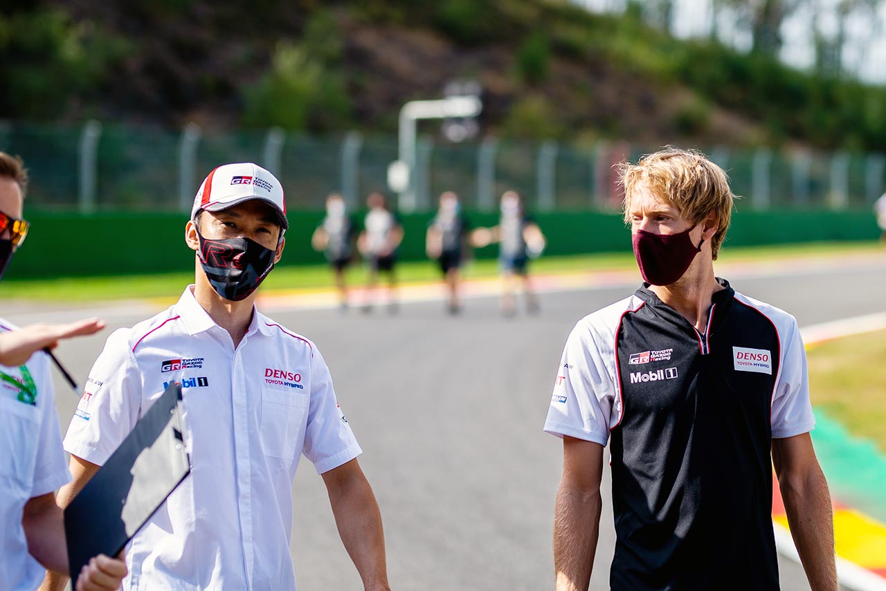 スパ・フランコルシャン入りし、走行に先立ってコースチェックをする中嶋一貴（左）とブレンドン・ハートレー。