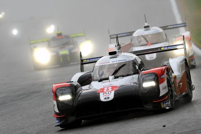 2度の失速トラブルに見舞われた8号車は、2位。タイヤ交換の判断で7号車におくれをとる場面も見られた。