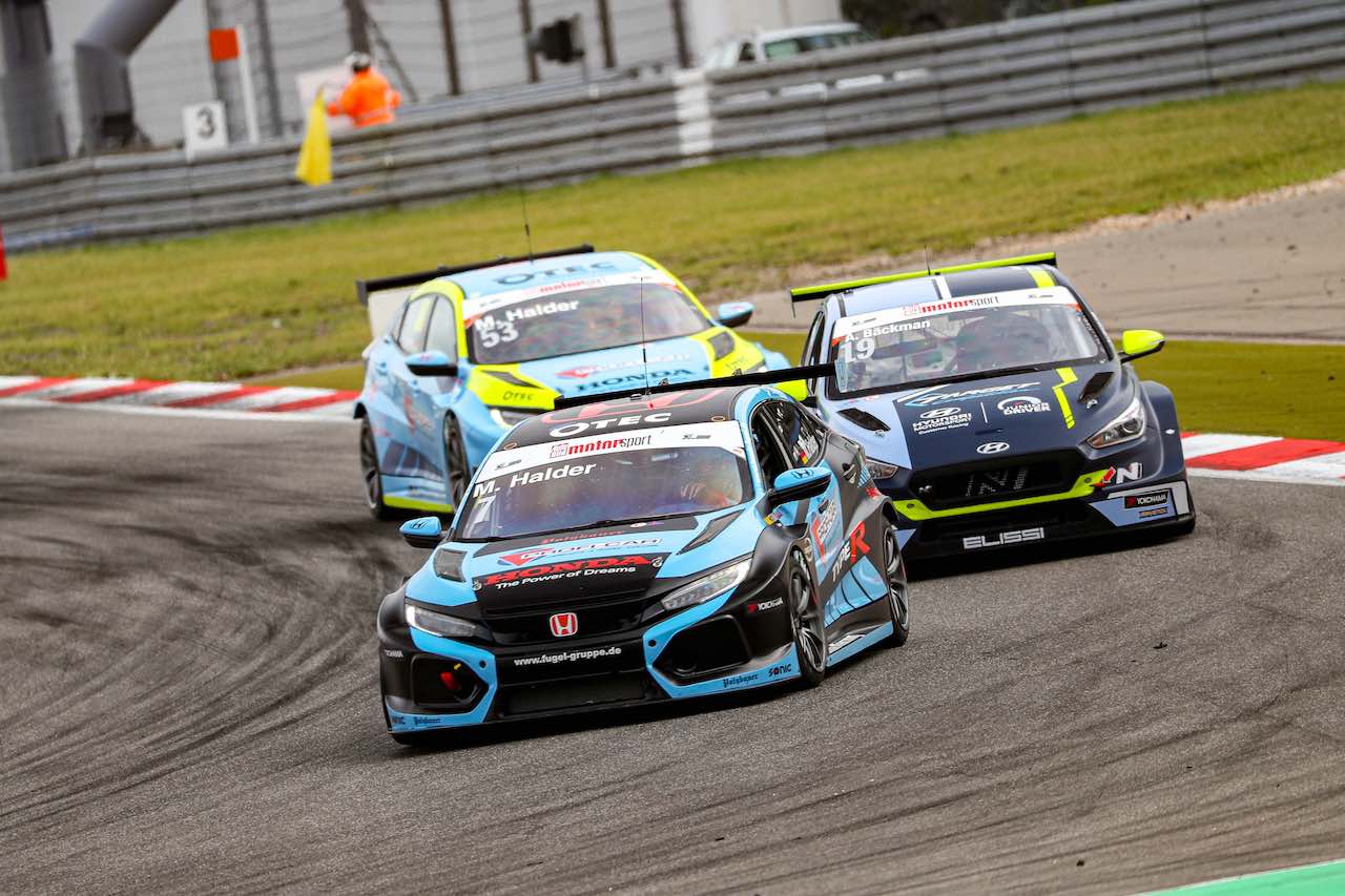 アンドレアス・バックマンのヒュンダイを抑え切ったマイク・ハルダーと、その背後を伺う妹のミシェル・ハルダーだったが……