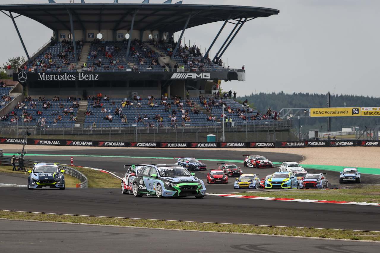 R2は前戦の雪辱を期したハロルド・プロチェク（HP Racing International）がリバースグリッドを活かして今季初勝利