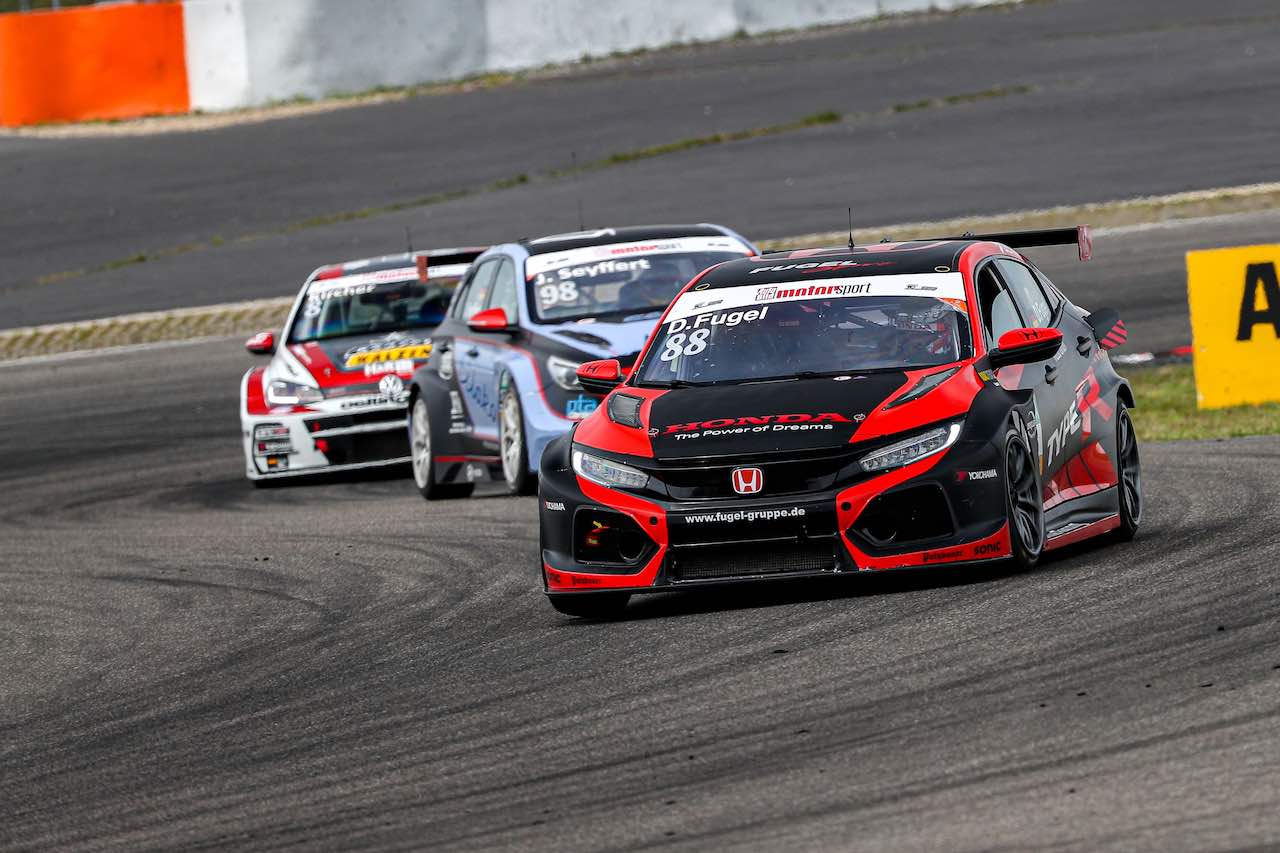 3位表彰台獲得で、選手権対象外のミケリスを除き実質2位のポイントを獲得したドミニク・フューゲルが選手権首位を守った