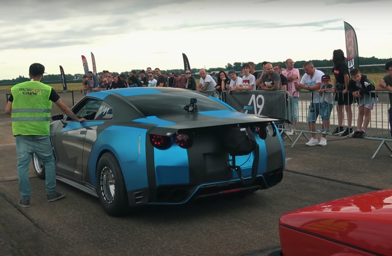 A9パフォーマンスによって1800馬力化されたニッサン R35型GT-R