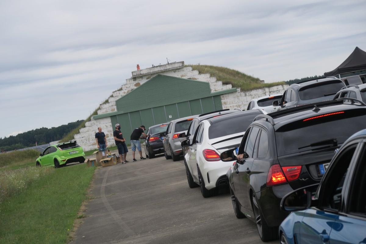 入場ゲートで検温が行われた