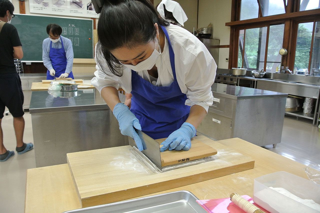 信州と言えば、蕎麦！　蕎麦打ちはコロナの関係で体験できず残念だったが、蕎麦切りや湯搔きを体験した。